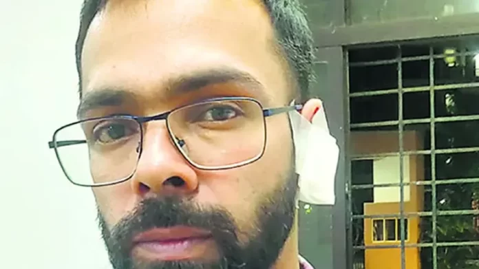 After a fight at a party, a friend cut off his friend's ear, chewed it and swallowed it