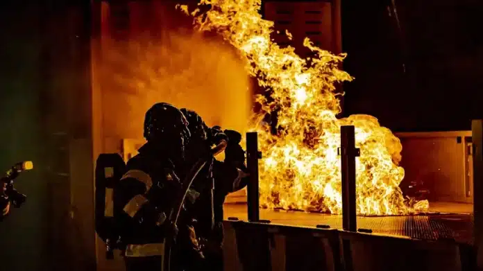 Fire Fire Erupted In Rainawari Srinagar, Fire Tenders On Job