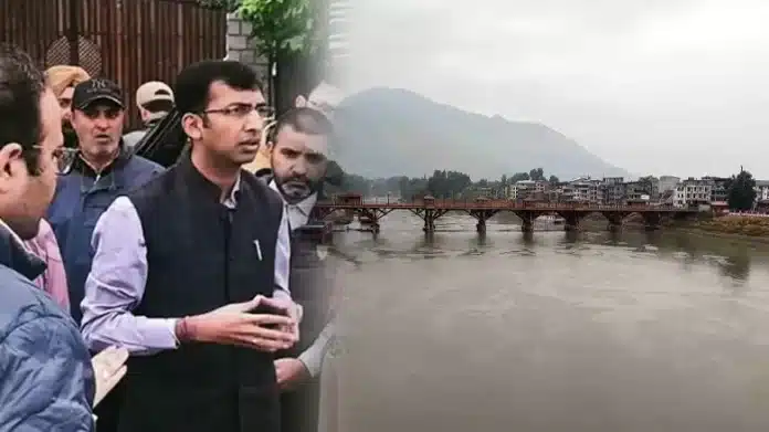 Div Com. Kashmir monitors Jhelum Water Levels amid looming flood threat