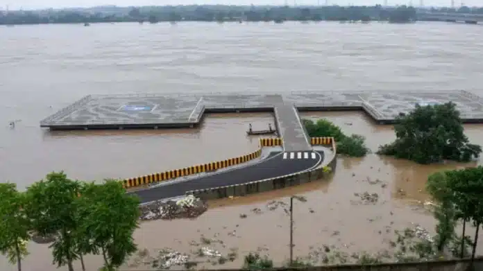 Flood wreaks havoc in UP, five lakh affected, 80 thousand homeless, relief camps crowded