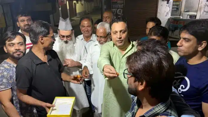 Rampur: People of Rampur expressed happiness on the news of extension of tenure of IAS Anjaneya Kumar Singh, distributed sweets