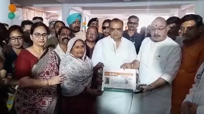 Akash Saxena Youth donated blood on PM Modi's birthday, MLA Akash Saxena inaugurated the camp.