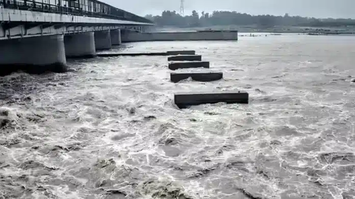 Yamuna water level rising in Delhi, flood warning
