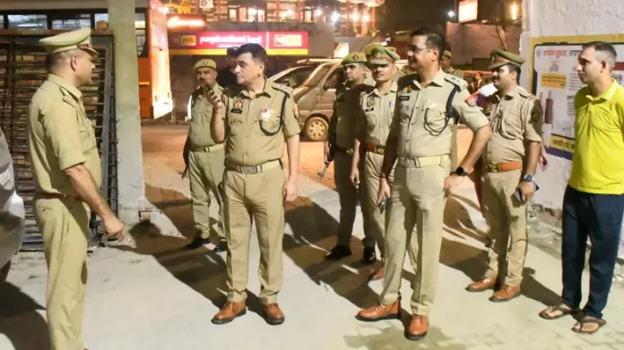 Rampur: Superintendent of Police along with Additional Superintendent of Police conducted a surprise inspection of Civil Lines Police Station.