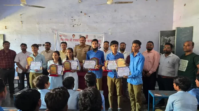Rampur police Rampur: Under Mission Shakti Phase-5.0, CO Milk made the girl students aware.