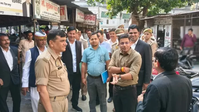 Rampur: District Magistrate and Superintendent of Police conducted a strict inspection of security arrangements in the court premises.