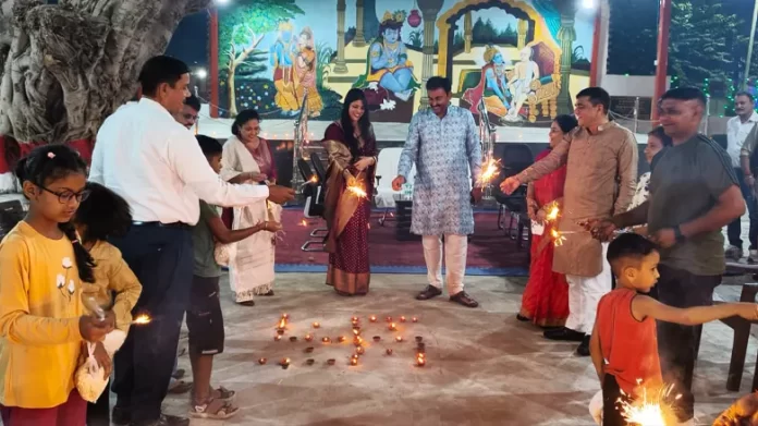 Diwali was celebrated with enthusiasm in the police line, SP Rampur and his wife were present.