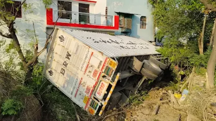 A high-speed container rammed into a house, killing an elderly woman in the toilet.
