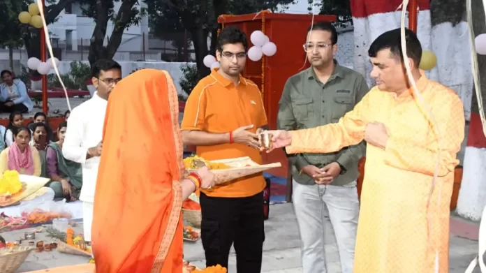 Rampur news In Rampur, Superintendent of Police Vidyasagar Mishra offered prayers to the rising sun and extended best wishes on the occasion of Chhath Mahaparva.