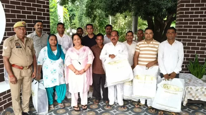 Rampur: To protect them from the cold weather, the wife of Superintendent of Police, Rampur distributed blankets to the Group-D staff.
