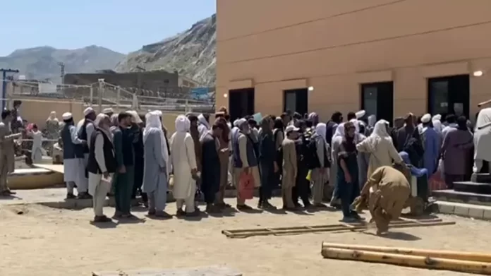 Torkham border opens after 20 days, illegal Afghan nationals begin returning