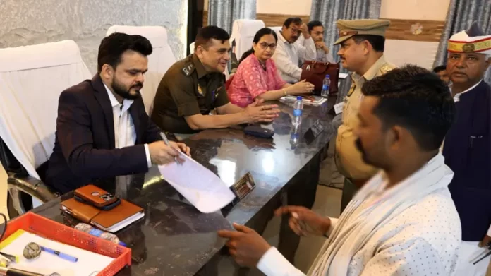 DM and SP held public hearing in Tehsil Milak, listened to the problems of the complainants.
