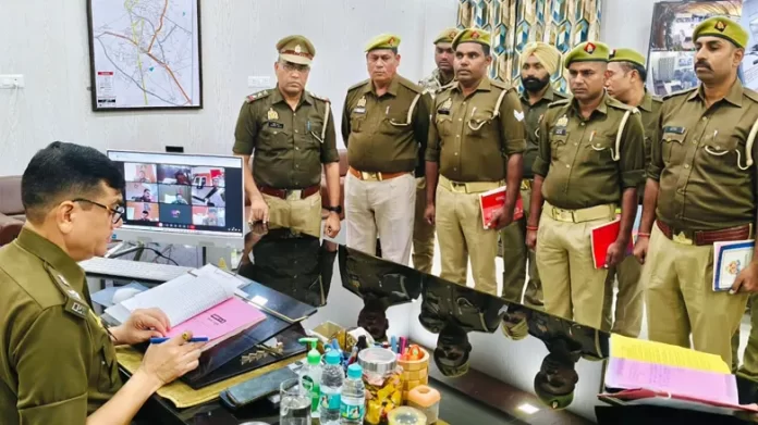 Rampur: SP inspected the beat book of policemen, gave instructions on patrolling and public relations.