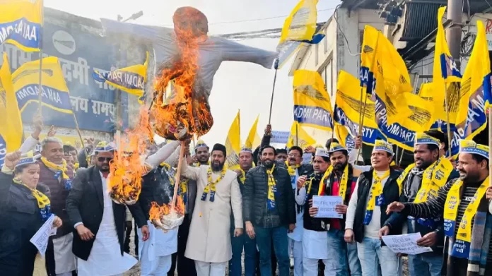 Aam Aadmi Party burns effigy of Bangladesh government.
