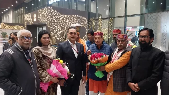 MRM News Dr. Indresh Kumar, Professor Shahid Akhtar, and Dr. Shalini Ali received a grand welcome at Lucknow Airport.