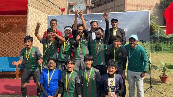 Cambridge School Srinivasapuri hoisted the flag of victory.
