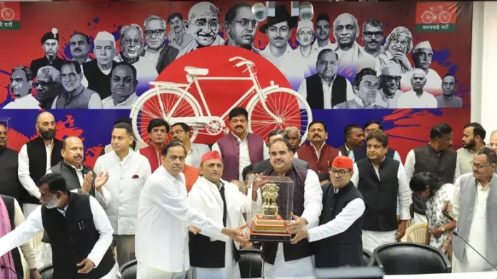 Samajwadi Party news up-politics-naseemuddin-siddiqui-joins-samajwadi-party-akhilesh-yadav