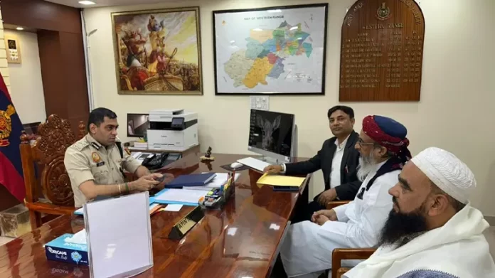 Jamiat meet Police commissionar jamiat-demands-security-for-muslims-in-delhi-uttam-nagar