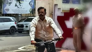 ias-anjaneya-kumar-singh-cycle-to-office-moradabad