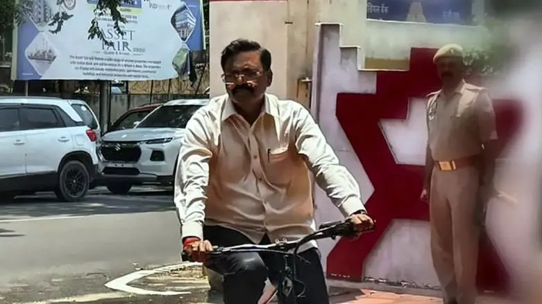 ias-anjaneya-kumar-singh-cycle-to-office-moradabad