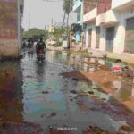 तालाब का गंदा पानी सड़कों पर फैलने से रास्ता बंद, नगरवासी परेशान 1 badaun news