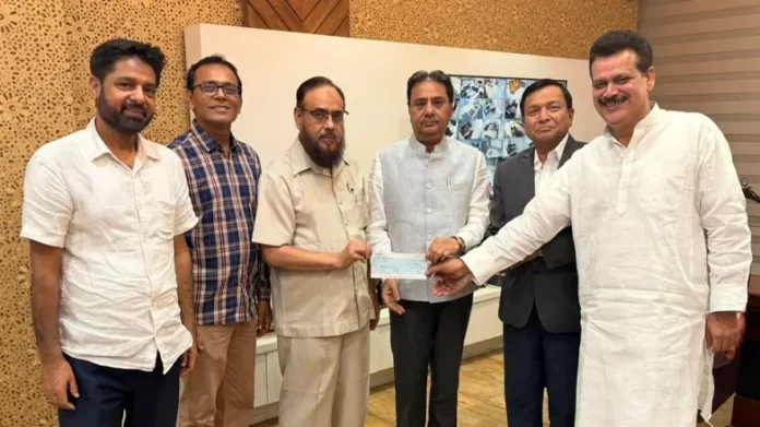 Jamia alumnus and MLC Shah Alam 'Guddu Jamali' fulfilled the pledge he made at the 'Jauhar Dinner' by presenting a cheque of ₹50 lakh to Jamia.