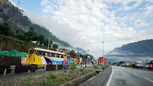 31 Pilgrims Injured After Amarnath Yatra Bus Skids Off Road in Ganderbal Gund