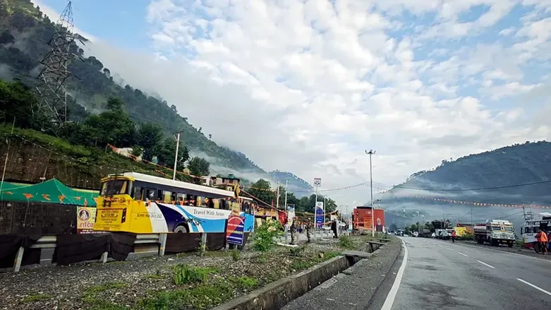 31 Pilgrims Injured After Amarnath Yatra Bus Skids Off Road in Ganderbal Gund