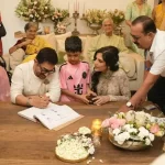 Aamir Khan-Gauri Spratt Wedding: शादी के बंधन में बंधे आमिर खान और गौरी स्प्रैट, सामने आईं एक्टर की तीसरी शादी की खूबसूरत तस्वीरें 1 Aamir Khan and Gauri Spratt got married at the actor's Mumbai residence.