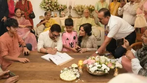 Aamir Khan-Gauri Spratt Wedding: शादी के बंधन में बंधे आमिर खान और गौरी स्प्रैट, सामने आईं एक्टर की तीसरी शादी की खूबसूरत तस्वीरें 4 Aamir Khan and Gauri Spratt got married at the actor's Mumbai residence.