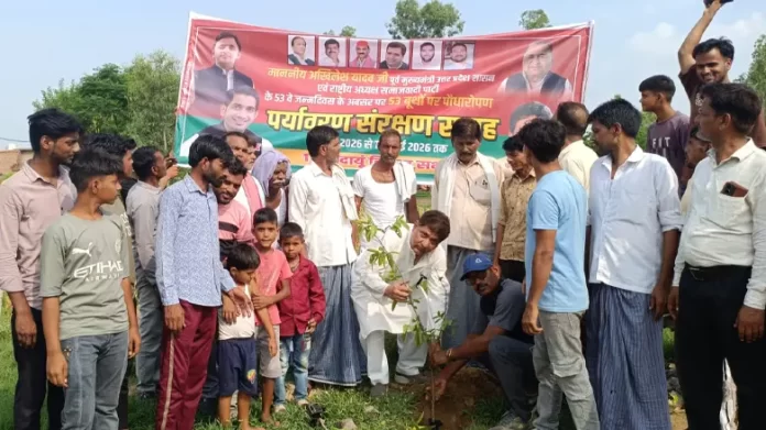 akhilesh-yadav-birthday-plantation-badaun