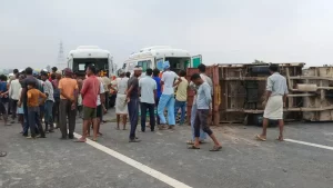 गंगा एक्सप्रेस-वे पर बड़ा हादसा: टायर फटने से पौधारोपण टीम की पिकअप पलटी, 8 श्रमिक गंभीर रूप से घायल 3 ganga-expressway-par-hadsa-pickup-palti-8-shramik-ghayal