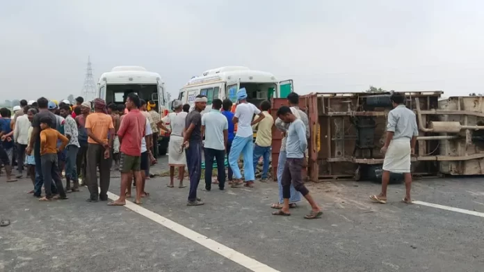 ganga-expressway-par-hadsa-pickup-palti-8-shramik-ghayal
