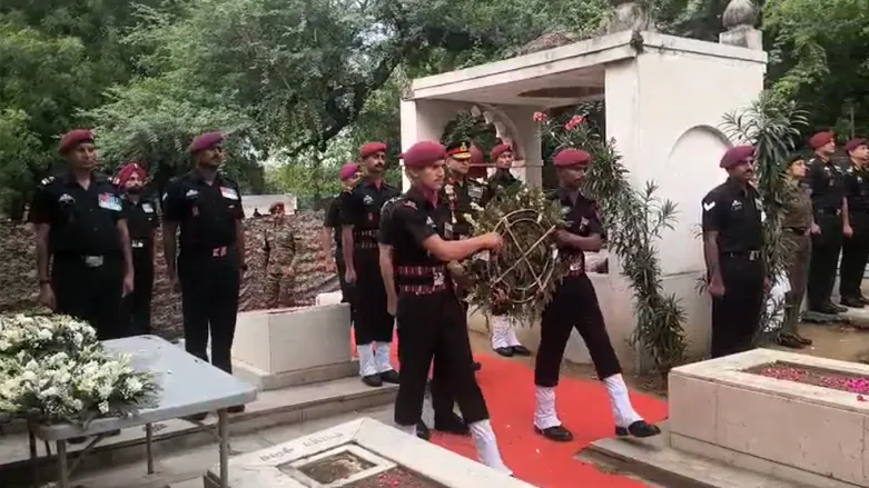 जामिया के कब्रिस्तान में ब्रिगेडियेर मो. उस्मान को श्रद्धांजलि देते फौजी 