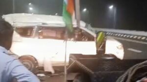 गंगा एक्सप्रेसवे पर दर्दनाक हादसा: कुत्ते को बचाने के चक्कर में पलटी अर्टिगा, दो महिलाओं समेत तीन की मौत; मां के शव के पास रोता रहा मासूम 13 Badaun accident