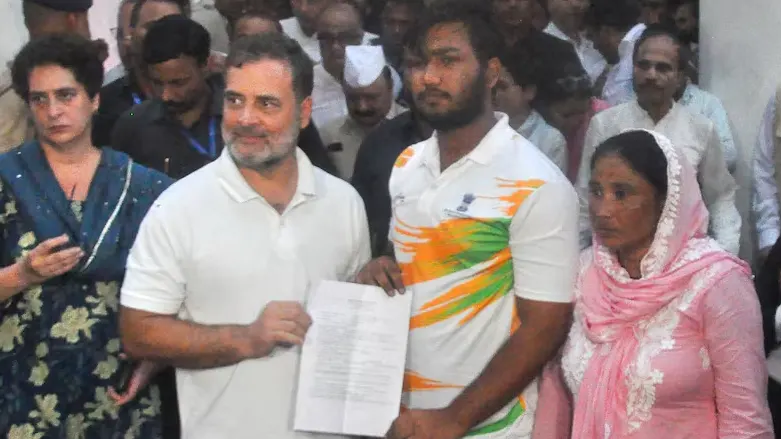 rahul-gandhi-dharna-pellet-gun-fir
