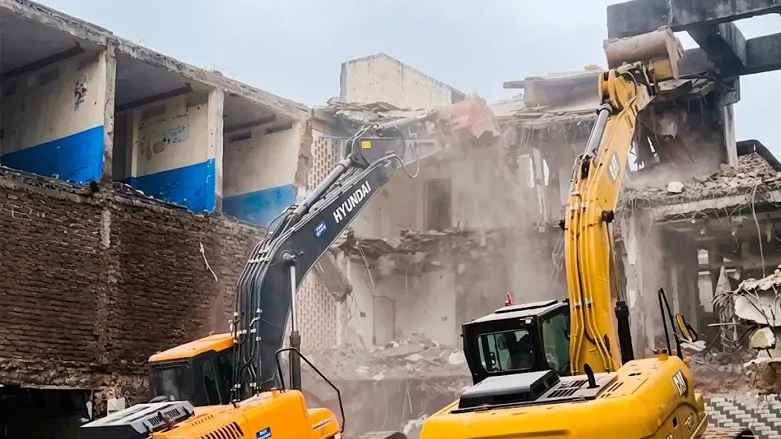 bulldozer-action-near-mahakal-temple-in-ujjain