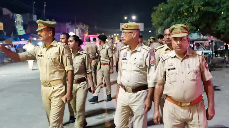 बदायूँ: सहसवान में पुलिस का सघन चेकिंग अभियान, कई वाहनों के चालान काटे, अतिक्रमण भी हटवाया 1 sahaswan-police-traffic-checking-drive-badaun