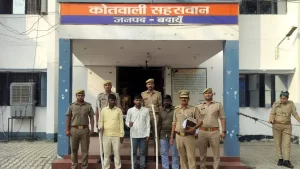 सहसवान कोतवाली पुलिस की ताबड़तोड़ कार्रवाई: तीन वांछितों समेत एक महिला गिरफ्तार, लाठियां बरामद 11 sahaswan-police-arrest-four-wanted-criminals-badaun