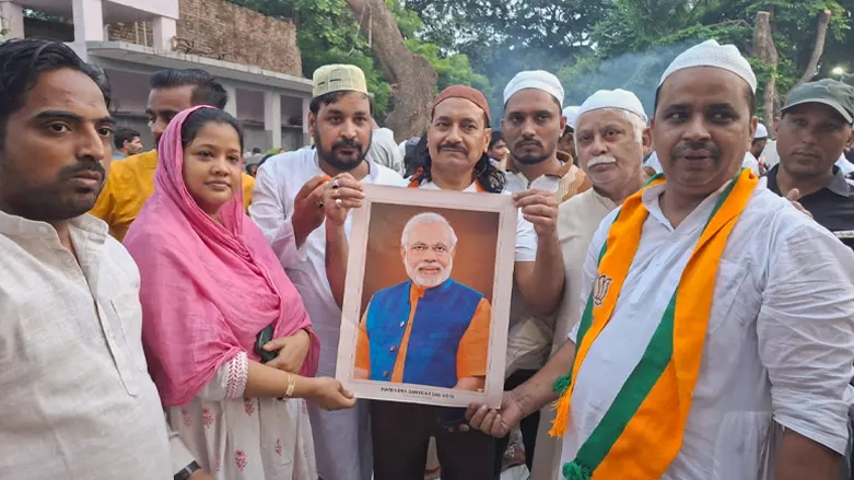 मुरादाबाद में राष्ट्रीय मुस्लिम मंच ने मनाया पीएम मोदी का जन्मदिन, मज़ार पर चादर चढ़ाकर की लंबी उम्र की दुआ 3 pm-modi-birthday-moradabad-rashtriya-muslim-manch