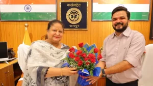 Divisional Commissioner Sangeeta Singh arrived in Rampur and reviewed development works and schemes with officials.