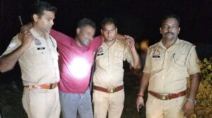 रामपुर: पुलिस मुठभेड़ में हिस्ट्रीशीटर गौकश अभियुक्त गिरफ्तार, तमंचा और पशु काटने के उपकरण बरामद 4 Rampur news 1