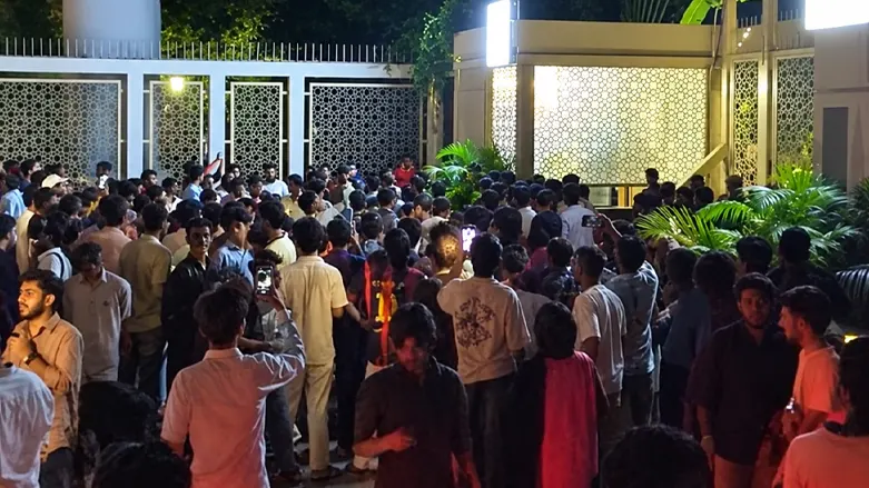 जामिया मिलिया इस्लामिया में आधी रात को सड़क पर उतरीं छात्राएं, मेस के खाने में कीड़े मिलने का आरोप
