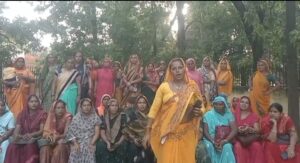मानदेय की मांग पर दूसरे दिन भी डटी रहीं NRLM महिला कर्मी, DM बोले- 'सबूत दें, 7 दिन में होगा भुगतान' 9 women protest