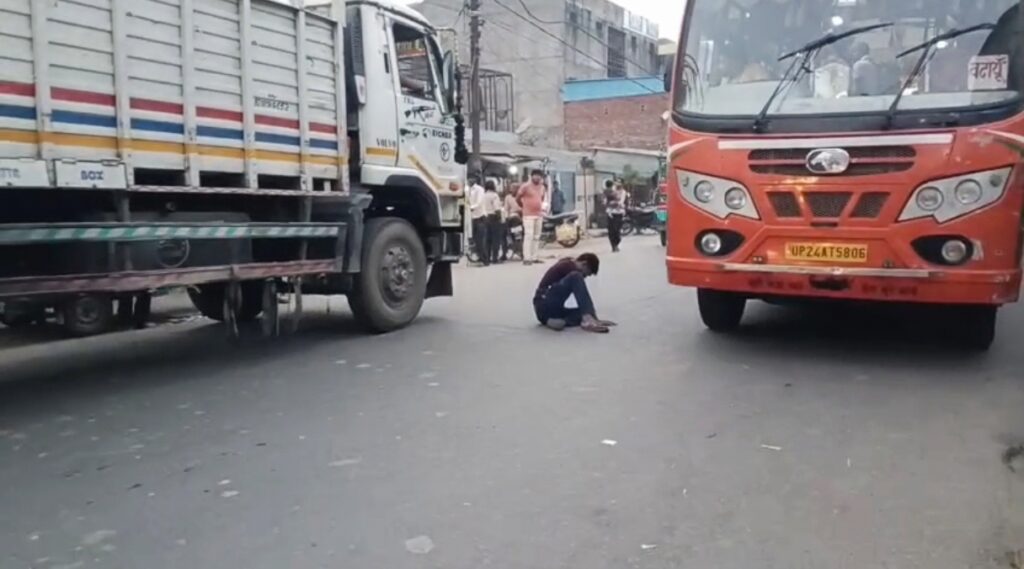 बदायूं में नशेबाज युवक का हाईवे पर हाई वोल्टेज ड्रामा: बीच सड़क पर बैठकर किया हंगामा, लगा लंबा जाम 1 Badaun Drama on Road