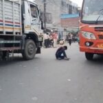 बदायूं में नशेबाज युवक का हाईवे पर हाई वोल्टेज ड्रामा: बीच सड़क पर बैठकर किया हंगामा, लगा लंबा जाम 1 Badaun Drama on Road