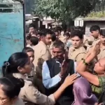 बदायूं: दुकानदार पर हमला, बचाने आई मां की कार से रौंदकर हत्या; हाईवे पर ग्रामीणों का भारी हंगामा 1 -badaun-crime-news-mother-run-over-by-car-saving-son