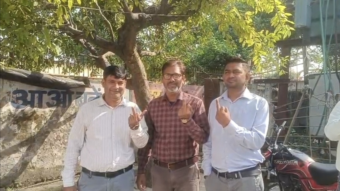 बदायूं: बरेली-मुरादाबाद शिक्षक निर्वाचन में 70.67% मतदान, शांतिपूर्ण संपन्न हुई वोटिंग 15 बदायूं: बरेली-मुरादाबाद शिक्षक निर्वाचन में 70.67% मतदान, शांतिपूर्ण संपन्न हुई वोटिंग