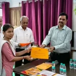 मैनपुरी: छात्रवृत्ति स्वीकृति प्रमाण-पत्र पाकर खिले छात्र-छात्राओं के चेहरे, डीएम ने दिए सफलता के मंत्र 1 mainpuri-scholarship-distribution-dm-indramani-tripathi-advice-to-students