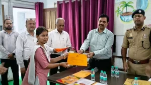 mainpuri-scholarship-distribution-dm-indramani-tripathi-advice-to-students